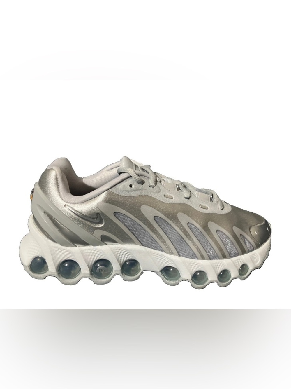 Nike Air Max DN8 HF5509-001 Women’s 6.5 Wolf Grey Metallic Silver New (No Box)
